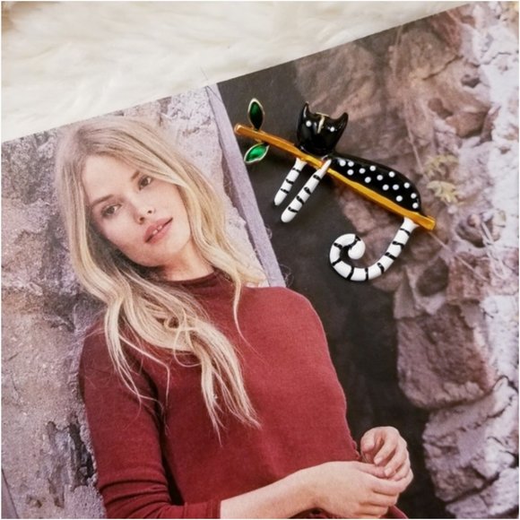 18K Gold Lazy Cat Brooch - Picture 6 of 16